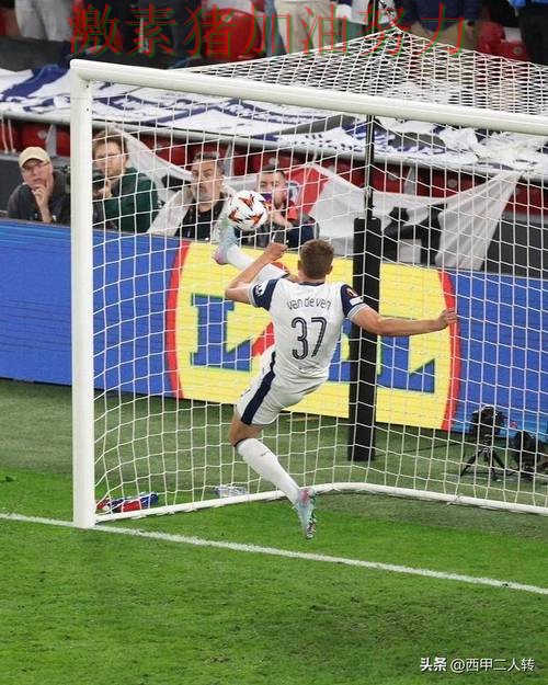 欧联杯打穿防线引来围观 欧联杯打穿防线引来围观