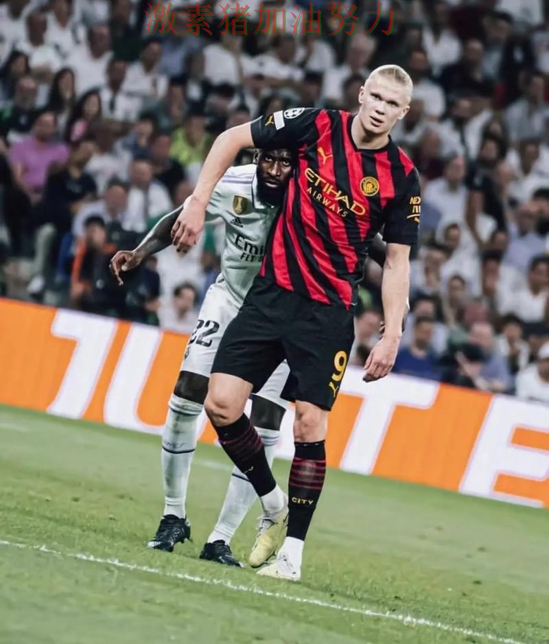 哈兰德关键时刻打穿防线引来围观